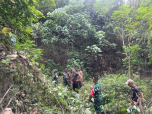 Sinergi TNI dan Warga: Babinsa Kawal Peninjauan Lokasi Strategis di Nangapanda