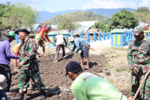 Satgas TMMD Kodim 1607/Sumbawa Bersama Warga Hamparkan Sertu di Jalan Usaha Tani Kalabeso