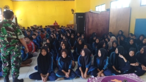 Danramil Lape Lopok Tanamkan Semangat Bela Negara kepada Siswa Baru SMKN 1 Lopok