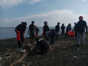 Anggota Posramil Wera Gelar Karya Bhakti Bersama Warga di Pantai Sangiang