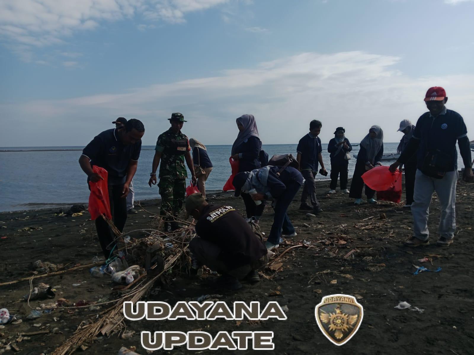 Anggota Posramil Wera Gelar Karya Bhakti Bersama Warga di Pantai Sangiang