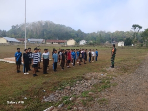 Babinsa dan Polsek Tabundung Latih PBB untuk Calon Paskibraka Tingkat Kecamatan