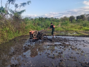 Babinsa dan Polsek Tabundung Latih PBB untuk Calon Paskibraka Tingkat Kecamatan