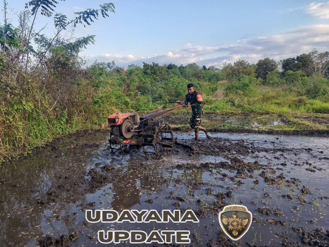 Babinsa dan Polsek Tabundung Latih PBB untuk Calon Paskibraka Tingkat Kecamatan