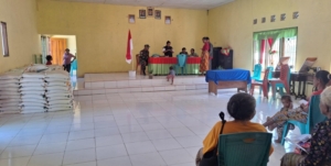 117 KK di Desa Buk Terima Bantuan Beras dari Perum Bulog