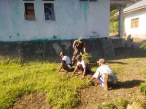 Jaga Kebersihan Lingkungan, Babinsa dan Warga Lembur Barat Gelar Kerja Bakti