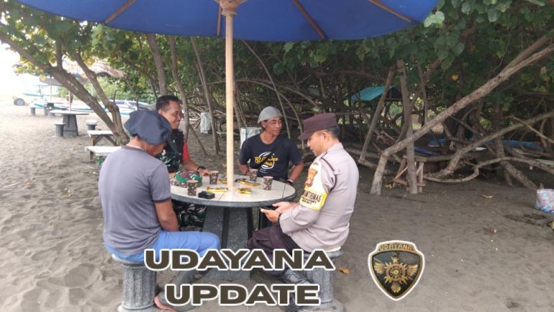 Komsos di Pesisir Kalianget: Babinsa dan Bhabinkamtibmas Tekankan Pentingnya Kamtibmas dan Kebersihan