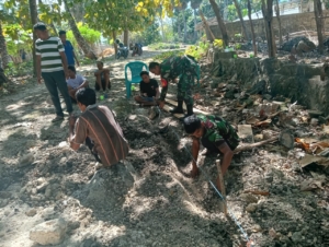 Babinsa Melaksanakan Komsos dan Gotong Royong Bersama Warga Perbaikan Jalan