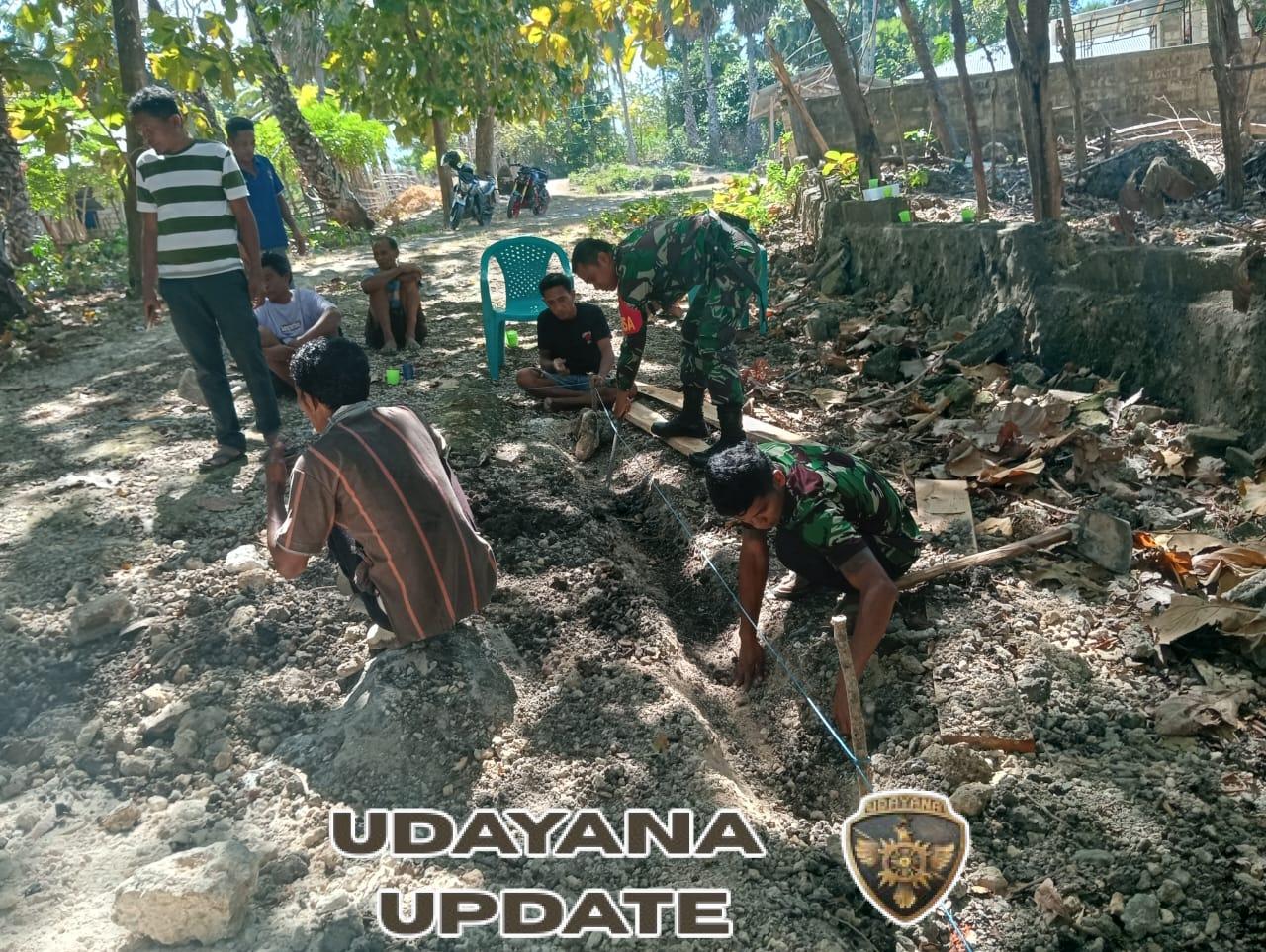 Babinsa Melaksanakan Komsos dan Gotong Royong Bersama Warga Perbaikan Jalan