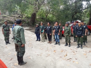 Babinsa Desa Ndano dari Posramil Madapangga Pimpin Patroli Pencegahan Kebakaran Hutan TWA Madapangga