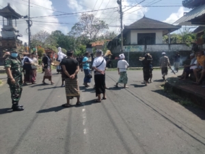 Babinsa Semarapura Kaja Hadir Kawal Upacara Pengabenan