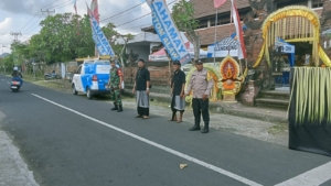 Aparat TNI-Polri Dan Pecalang Di Kamasan Kawal Puncak HUT Ke 39 STT Mahadwija