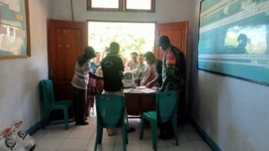 Penyaluran 550 Karung Beras Berlangsung Tertib di Kolana Utara, Babinsa Turun Langsung