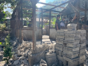 Hari ke-3 TMMD ke-125, Satgas TMMD Drop Pasir dan Bongkar Rumah Warga di Desa Kiraman