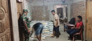 Babinsa Koramil 1602-01/Ende Dampingi Langsung Penyaluran Cadangan Beras Pemerintah