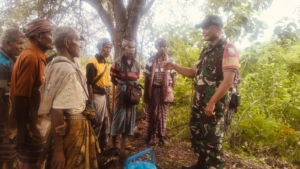 Babinsa Kopda Junaidi Bangun Sinergi Lewat Komsos Bersama Tokoh Masyarakat Desa Sunsea