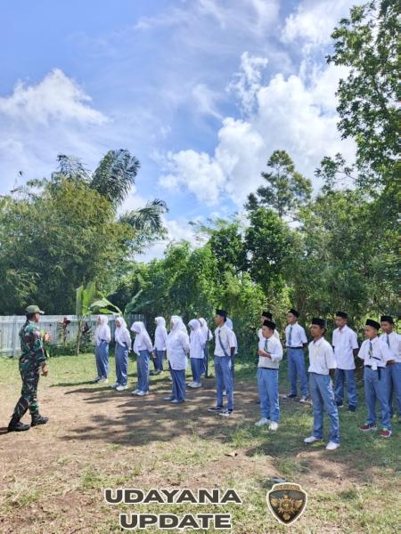 Jelang HUT RI Ke-80, Babinsa Jajaran Kodim 1620/Loteng Beri Pelatihan Paskibra Untuk Anak Sekolah