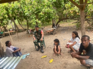 Babinsa Kodim 1602/Ende Aktif Jalin Komsos dan Pantau Keamanan di Desa Pise