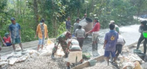 Babinsa Koramil 1618-01/Miotim dan Warga Wujudkan Konektivitas Lewat Kerja Nyata