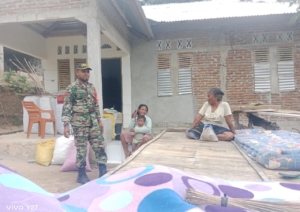 Dekatkan Diri dengan Warga, Babinsa Kodim 1602/Ende Lakukan Komsos di Wilayah Binaan