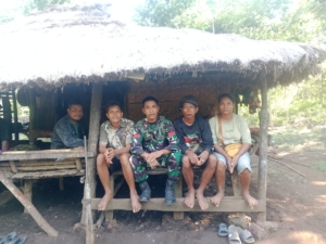 Babinsa Koramil 01/Laratama Jalin Keakraban dengan Warga Desa Kadekap Melalui Komsos