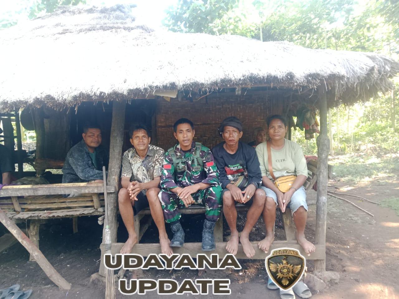 Babinsa Koramil 01/Laratama Jalin Keakraban dengan Warga Desa Kadekap Melalui Komsos