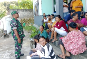 Sertu Ersan Dampingi Warga Antre Minyak Tanah, Pastikan Situasi Tetap Kondusif