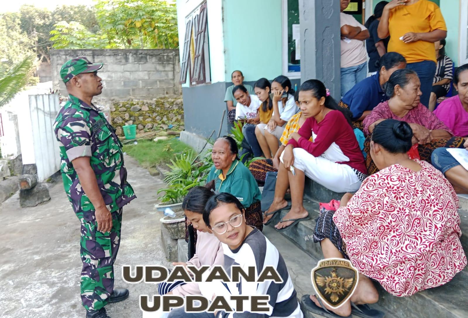 Sertu Ersan Dampingi Warga Antre Minyak Tanah, Pastikan Situasi Tetap Kondusif