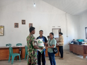 Warga Raekore Terima Bantuan Beras Dari Pemerintah