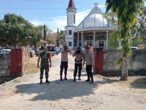 Ibadah Misa Berjalan Lancar, Babinsa dan Bhabinkamtibmas Pastikan Keamanan Umat di Maurole