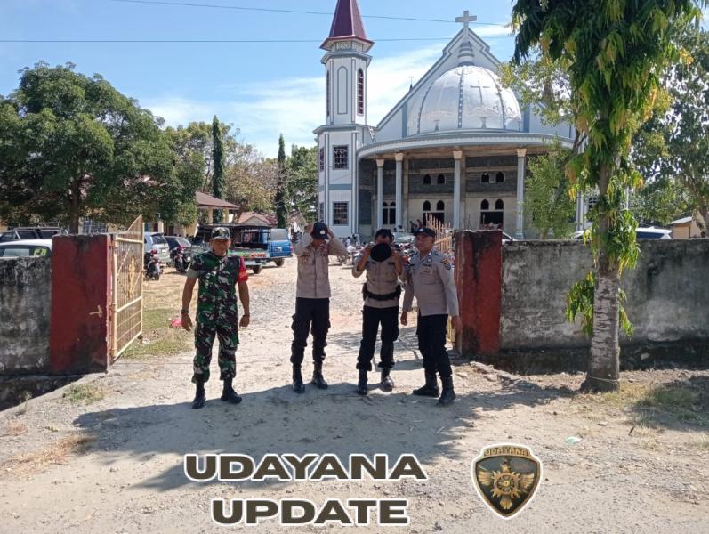 Ibadah Misa Berjalan Lancar, Babinsa dan Bhabinkamtibmas Pastikan Keamanan Umat di Maurole