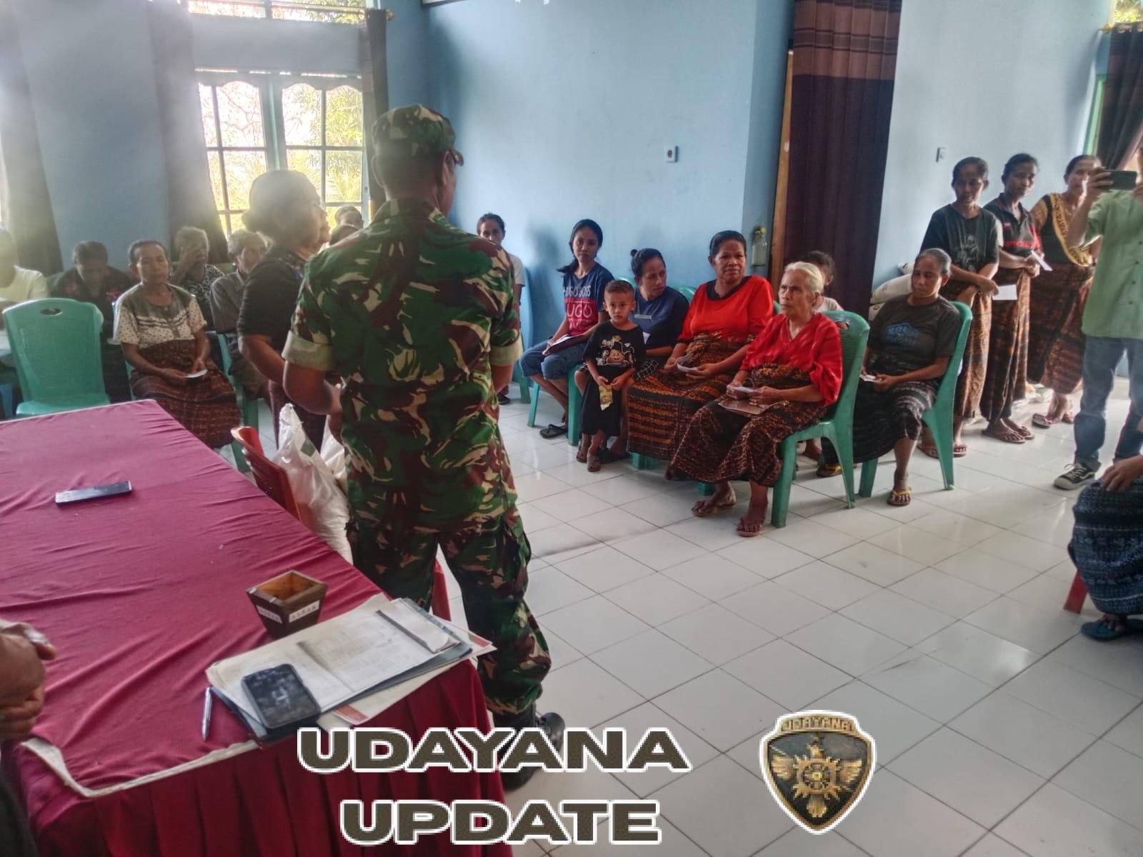 Babinsa Ende Utara Tinjau Penyaluran Bantuan Beras dan Beri Arahan Warga