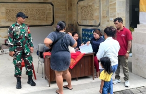 Babinsa Dampingi Pendistribusian Bantuan Pangan Beras di Desa Abiansemal