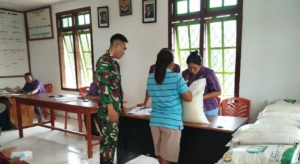 Babinsa Koramil 1612-03/Reok Kawal Penyaluran Hanpangan di Desa Paralando