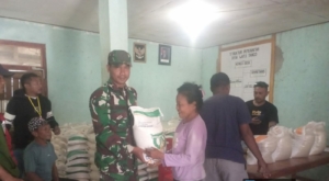 Babinsa Koramil 1612-03/Reok Hadiri Penyerahan Bantuan Hanpangan di Desa Watu Tango