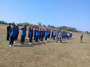 Sertu Arifudin dan Sertu Yehuda Latih Paskibra di Lapangan Hobakalla