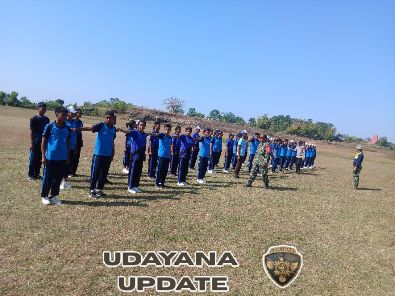 Sertu Arifudin dan Sertu Yehuda Latih Paskibra di Lapangan Hobakalla