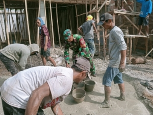 Babinsa Koramil Donggo Gotong-Royong Bangun Lantai Dua Toko Sembako