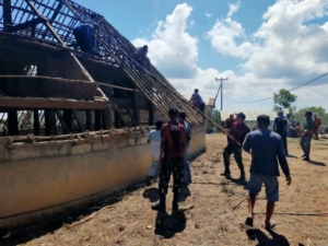 Satgas Yonif 741/GN Pos Laktutus Gotong Royong Dalam Pembongkaran Rumah Adat Suku Akas