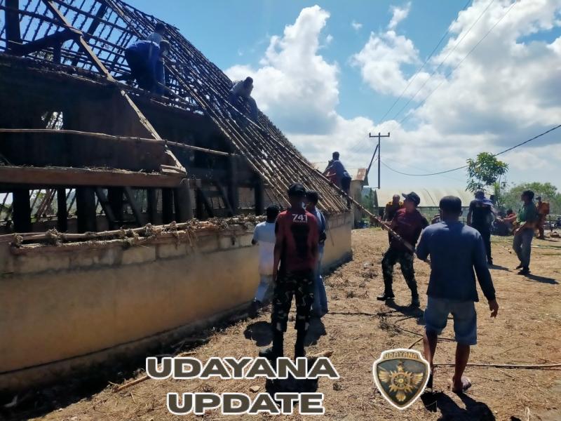 Satgas Yonif 741/GN Pos Laktutus Gotong Royong Dalam Pembongkaran Rumah Adat Suku Akas