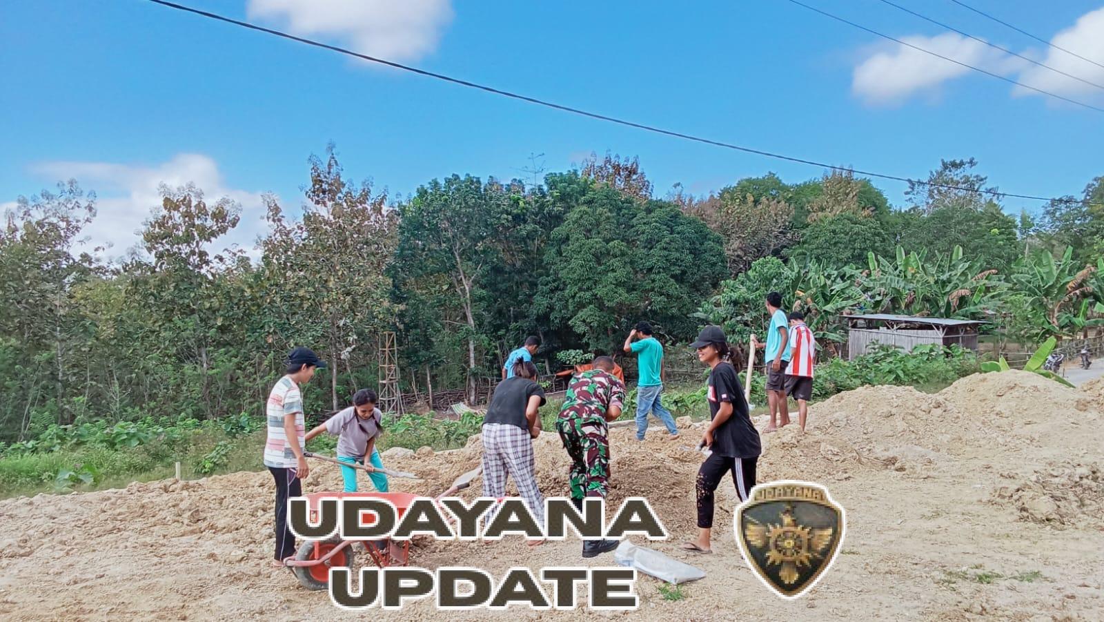 Sertu I Kadek Wirawan Turun Tangan Bersama Warga Rapikan Halaman Kantor Desa Popnam