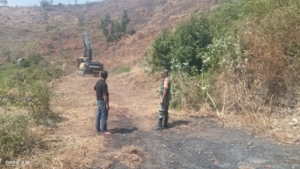 Babinsa Kramat Awasi Proyek Jalan Ekonomi di Dusun Rastalo