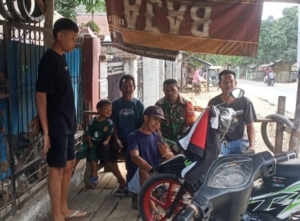 Babinsa Koramil Monta Tetap Siaga Dampingi Warga di Hari Libur