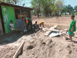 Wujud Kepedulian, Babinsa Koramil 1618-06/Bian Turun Tangan Bantu Bangun Rumah
