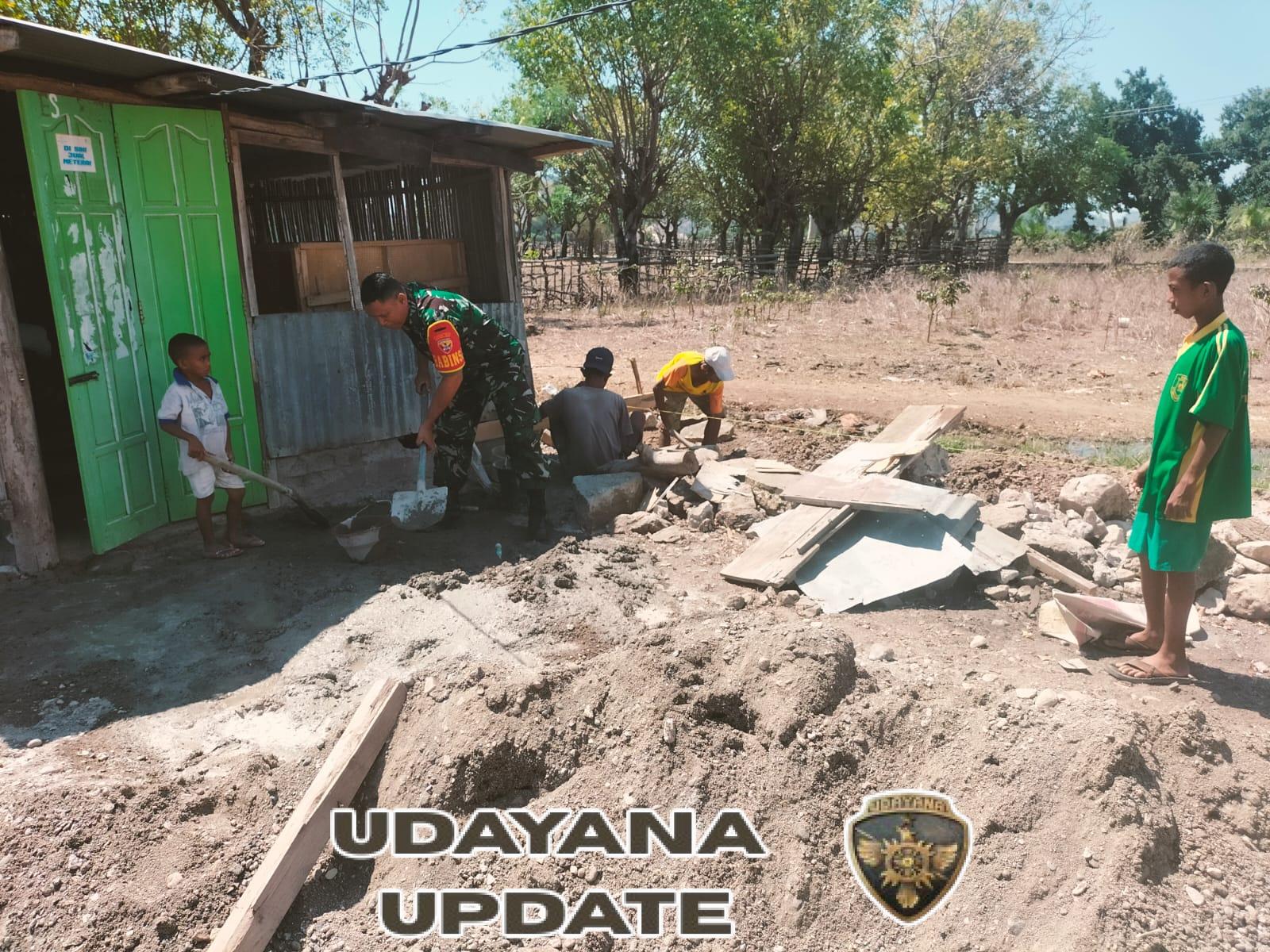 Wujud Kepedulian, Babinsa Koramil 1618-06/Bian Turun Tangan Bantu Bangun Rumah