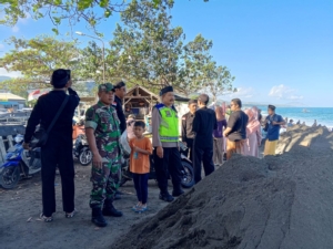 Pastikan Situasi Pelabuhan Kondusif, Babinsa Kampung Kusamba Monitoring Pelabuhan Angkal Fast Cruise