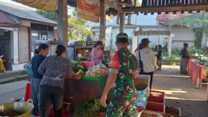Babinsa Cek Kondisi Pasar Tradisional, Pastikan Situasi Aman dan Terkendali