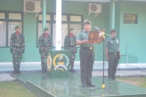 Mayor Inf Sulendra Tegaskan Disiplin dan Loyalitas Saat Pimpin Upacara Kodim