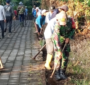 Jelang Pembetonan, Babinsa Jegu Bersama Masyarakat Laksanakan Kerja Bakti Pelebaran Jalan