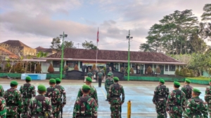 Kapten Inf I Dewa Gede Yudawan Pimpin Langsung Pelaksanaan Upacara Rutin Hari Senin